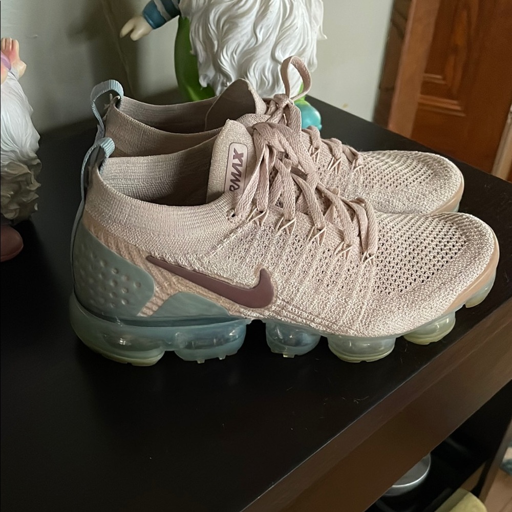 Nike Women's vapor max. In good used condition.  Size 9 Dusty rose color